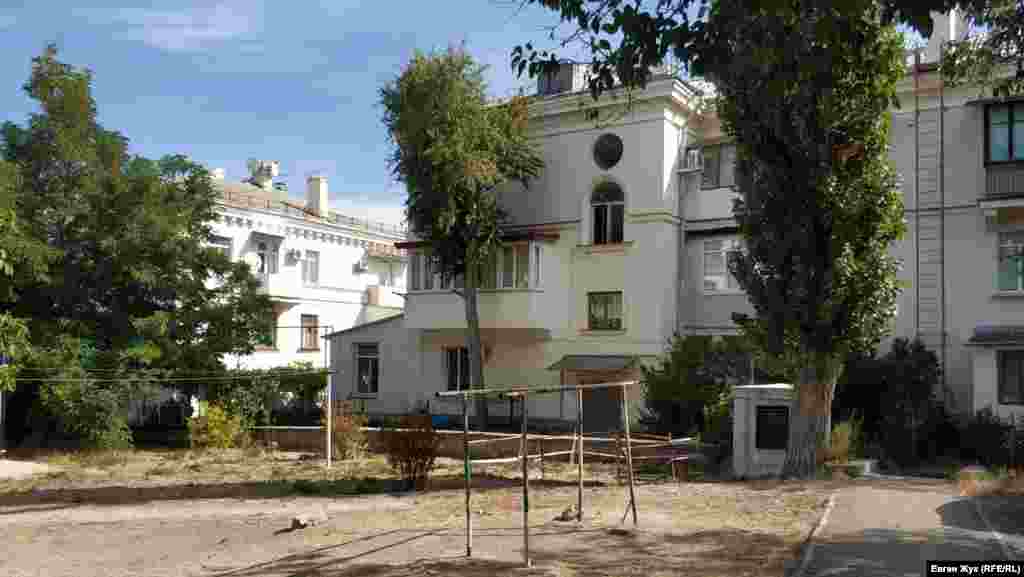 Двір з фонтаном за поліцейськими будівлями. У цьому дворі розташувалися три будинки парної сторони вулиці Папаніна – 4-й, 6-й і 8-й