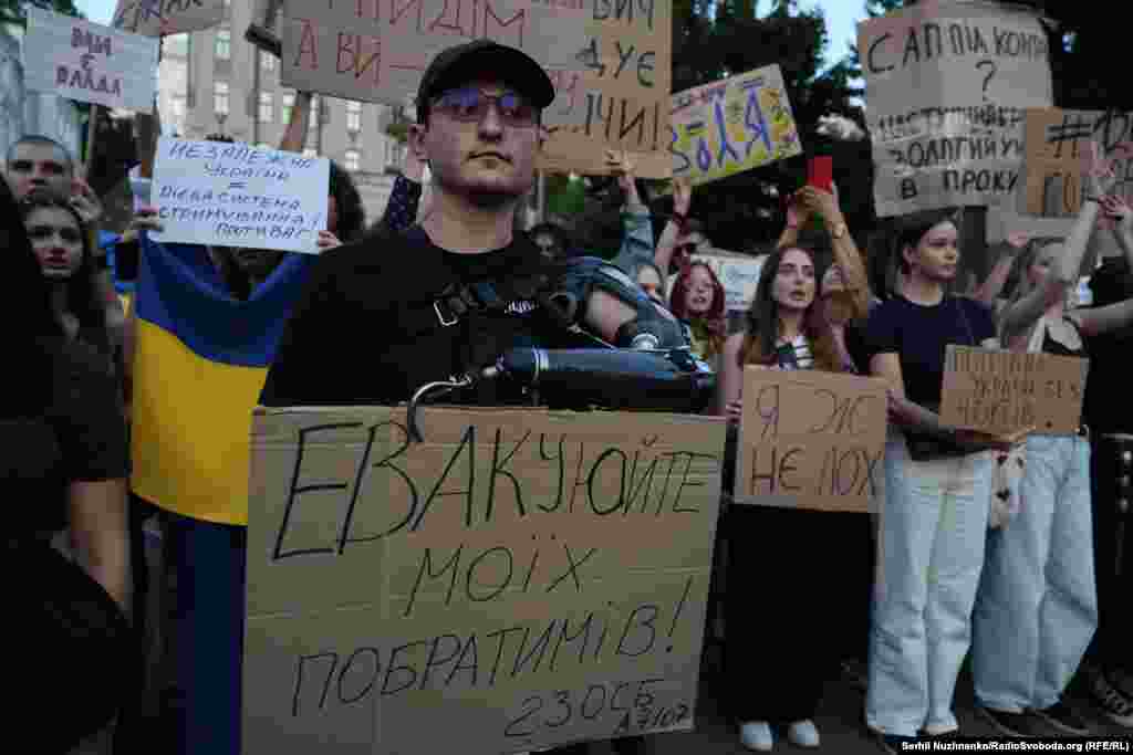 Ветеран війни на акції протесту біля театру імені Франка