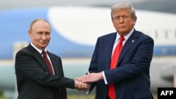 15 august 2025 - președintele american Donald Trump îl întâmpină pe președintele rus Vladimir Putin la baza militară Elmendorf-Richardson din Anchorage, Alaska.