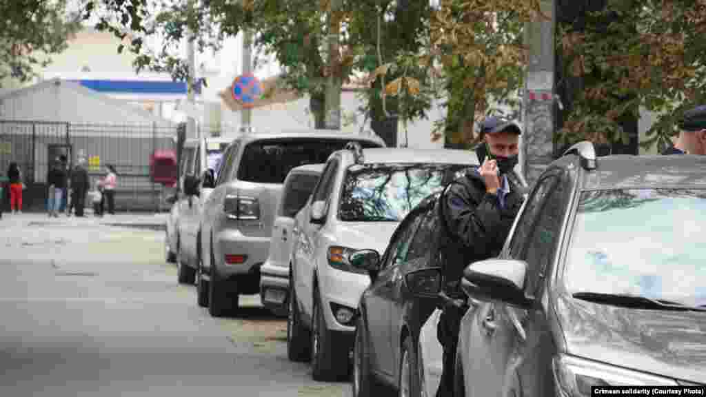 По данным крымскотатарских активистов, 20 человек привезли в отдел полиции на Павленко, 1 в Симферополе. Остальных везут дальше