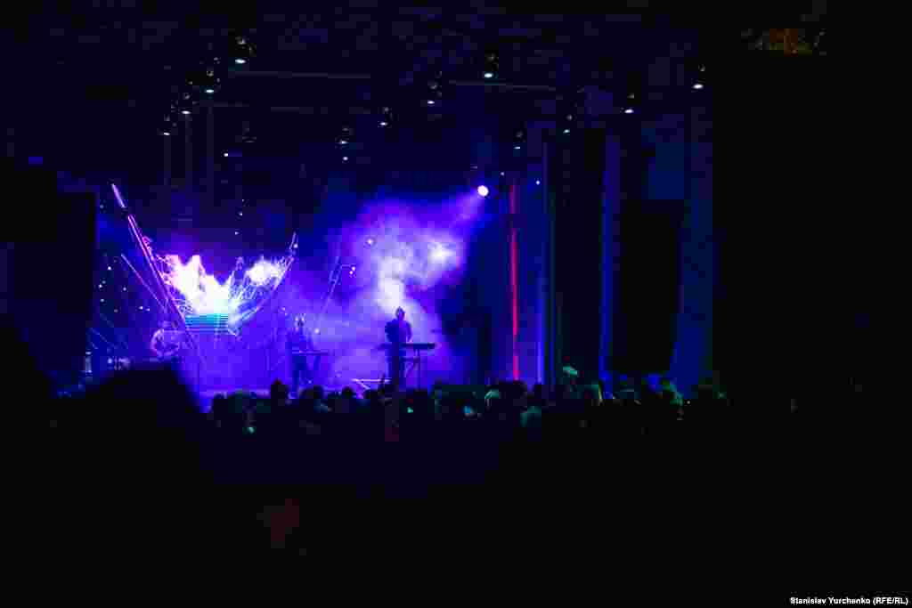 Тількі танці? Більше дюжини інсталяцій та безліч арт-об'єктів – по всьому «Київметробуду». Останній теж можна вважати арт-об'єктом. Це виглядає незвичним місцем для музичного фестивалю, проте для рейвів притаманні забуті забудови, старі заводи та фабричні приміщення.