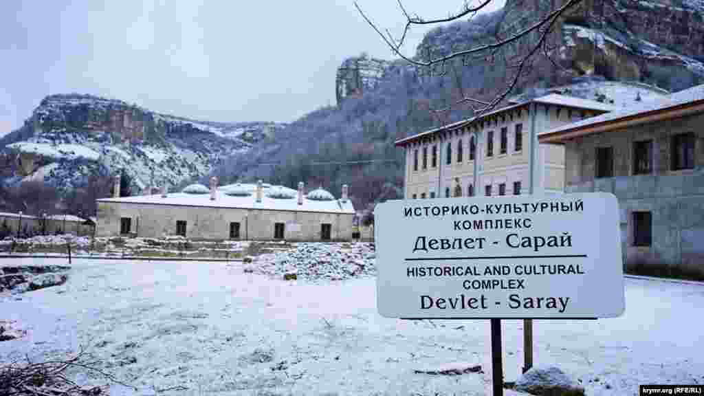 Неподалік від Девлет-Сарая був комплекс споруд, властивих багатьом мусульманським столицям: ханська мечеть, релігійний навчальний заклад, а також мавзолей – родинна усипальниця владної династії.