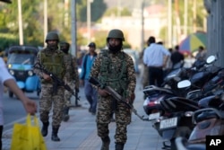 Індійські військовослужбовці патрулюють вулиці міста Срінагар у частині Кашміру, що контролюється Індією, 29 квітня 2025 року