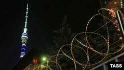 Колючая проволока вокруг телецентра «Останкино» в Москве, якобы в связи с тревожной ситуацией в мире