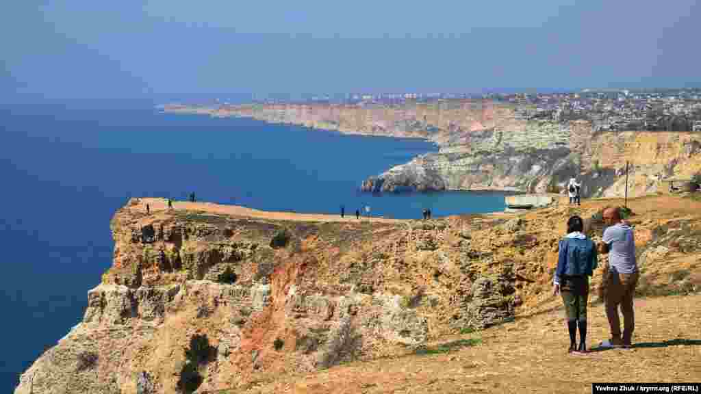 Апрель 2020 года. Отдыхающие на мысе Фиолент в Балаклавском районе Севастополя. Несмотря на объявленный режим самоизоляции из-за распространения коронавируса на полуострове, крымчане продолжали выбираться на природу. Корреспондент Крым.Реалии запечатлел, как севастопольцы отдыхали в начале пандемии COVID-19