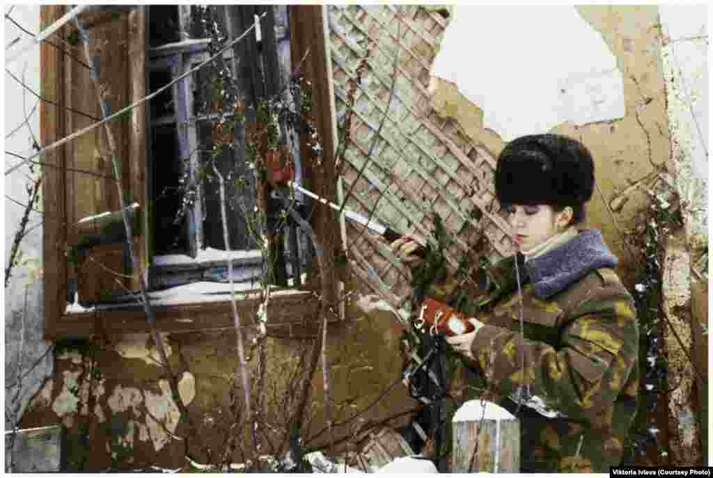 «Тому що охоронці знали хлопців в обличчя, вони дозволили всім нам увійти, не звертаючи на це уваги», – написала Івлєва в своєму есе минулого року