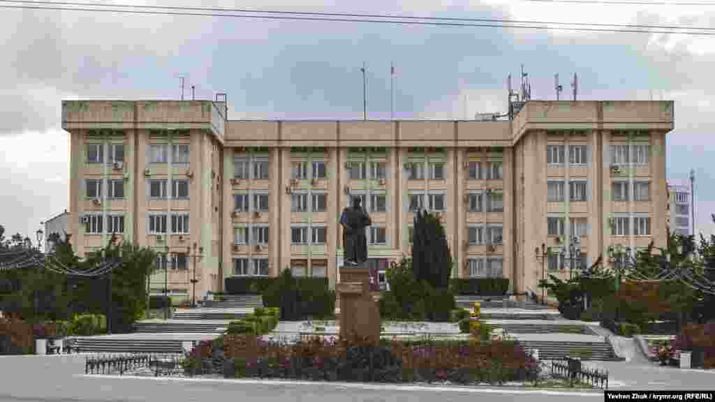 Пам'ятник Тарасу Шевченку перед будівлею колишньої Гагарінської райдержадміністрації