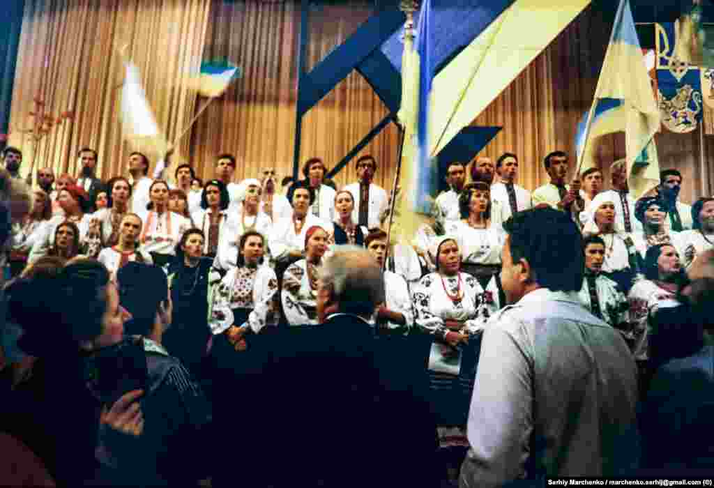 Делегати Установчого з’їзду Народного руху України, який проходив у Києві 8–10 вересня 1989 року, слухають виступ хору «Гомін» Леопольда Ященка