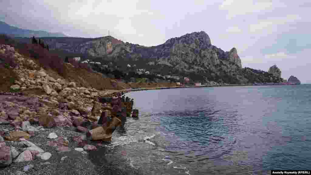  Если в соседних поселках, например, Симеизе есть функционирующие ведомственные санатории и отдыхающие в них, то Кацивели словно вымер. Там можно встретить разве что занятых повседневными хлопотами местных пенсионеров