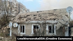 Наслідки одного з попередніх російських обстрілів Херсона, жовтень 2025 року