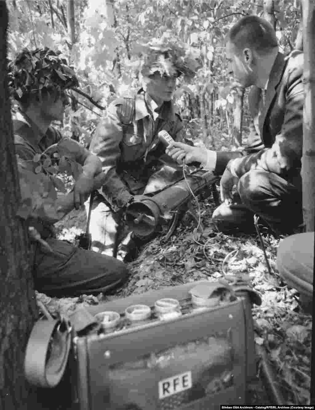 Tom Bodin, corespondentul Radio Europa Liberă la Berlin, discută cu un soldat american în timpul unui exercițiu de antrenament comun anglo-american în pădurea Grunewald din Berlinul de Vest în 1964.Radioul era considerat un mijloc ideal pentru a ajunge la populațiile care trăiau sub regimuri represive, în parte pentru că nu lăsa nicio urmă incriminatoare. Ascultătorii puteau asculta o emisiune și apoi pur și simplu să schimbe frecvența.