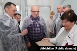 Președintele Comitetului Executiv Regional din Vițebsk, A. Suboțin (stânga), directorul fabricii, A. Șumaher (centru), și președintele Consiliului de Administrație al fabricii Monolit, A.Hasymau (dreapta), în timpul unei vizite la unitatea de producție, în martie 2024.