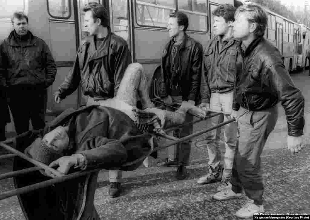 В Мемориале открылась выставка "Москва, 1993. Четырнадцать дней осени", на которой представлены работы фотографа Дмитрия Борко из фотоальбома "1991/1993".