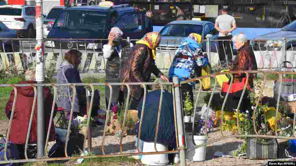 Жінки, які продають квіти, одягнені у куртки, бо зранку температура повітря +10-12 градусів   