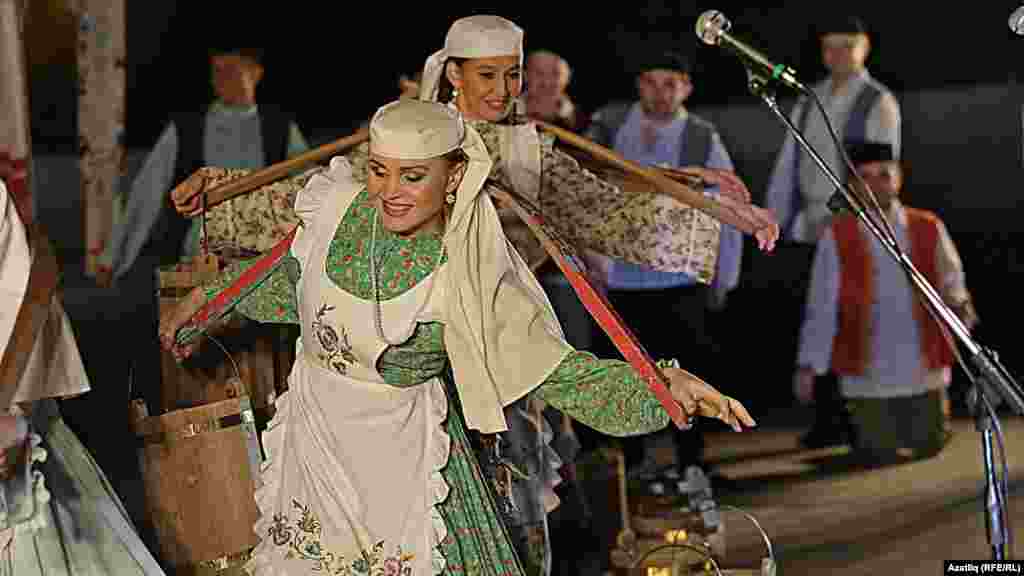 Камал театры каршында яңа сезон ачу тантанасы 