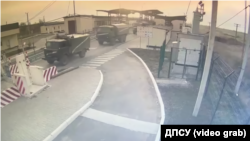 Российская военная техника заходит из Крыма на материковую часть Украины 24 февраля 20220 года через КПВВ «Чонгар» на админгранице с Херсонской областью