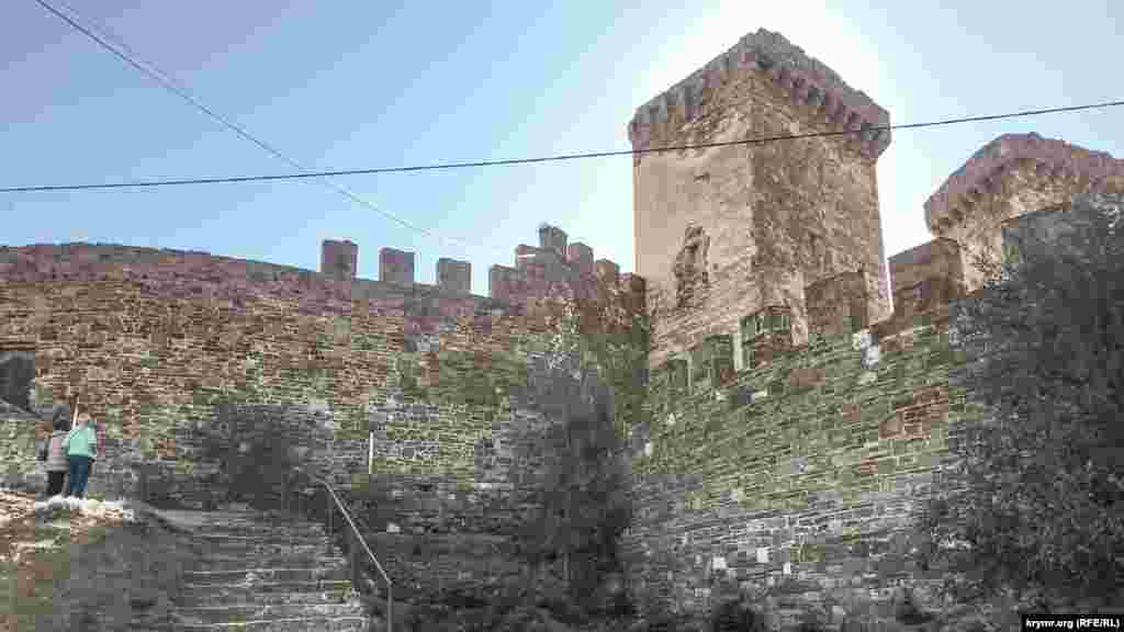 Строительство генуэзской крепости в Судаке длилось около ста лет – с 1371 по 1469 год. Несмотря на большую площадь – почти 30 га, крепость, благодаря своему расположению, была практически неприступна. Она была построена на горе Дженевез-Кая (Крепостная гора) высотой 157 метров. По своему происхождению гора является древним окаменевшим коралловым рифом и представляет собой пологий с севера и обрывистый с юга массив, который вдается в Судакскую бухту. Высота стен крепости достигала шести, а в некоторых местах и восьми метров, толщина их равнялась полутора-двум метрам. Высота башен доходила до 15 метров