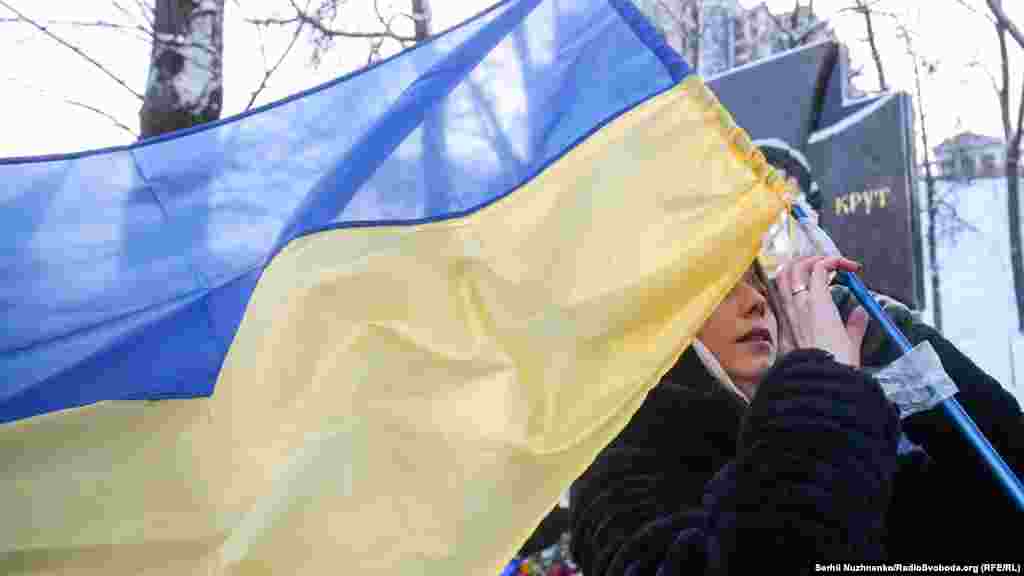 Історичний бій відбувся 29 січня 1918 року на залізничній станції Крути. Загін із кількох сотень (за різними оцінками, від 400 до 600) київських курсантів і козаків «Вільного козацтва» впродовж п'яти годин захищав підступи до Києва від кількатисячного підрозділу російської Червоної гвардії на чолі з есером Михайлом Муравйовим. Спротив українців дозволив затримати наступ російських сил на Київ