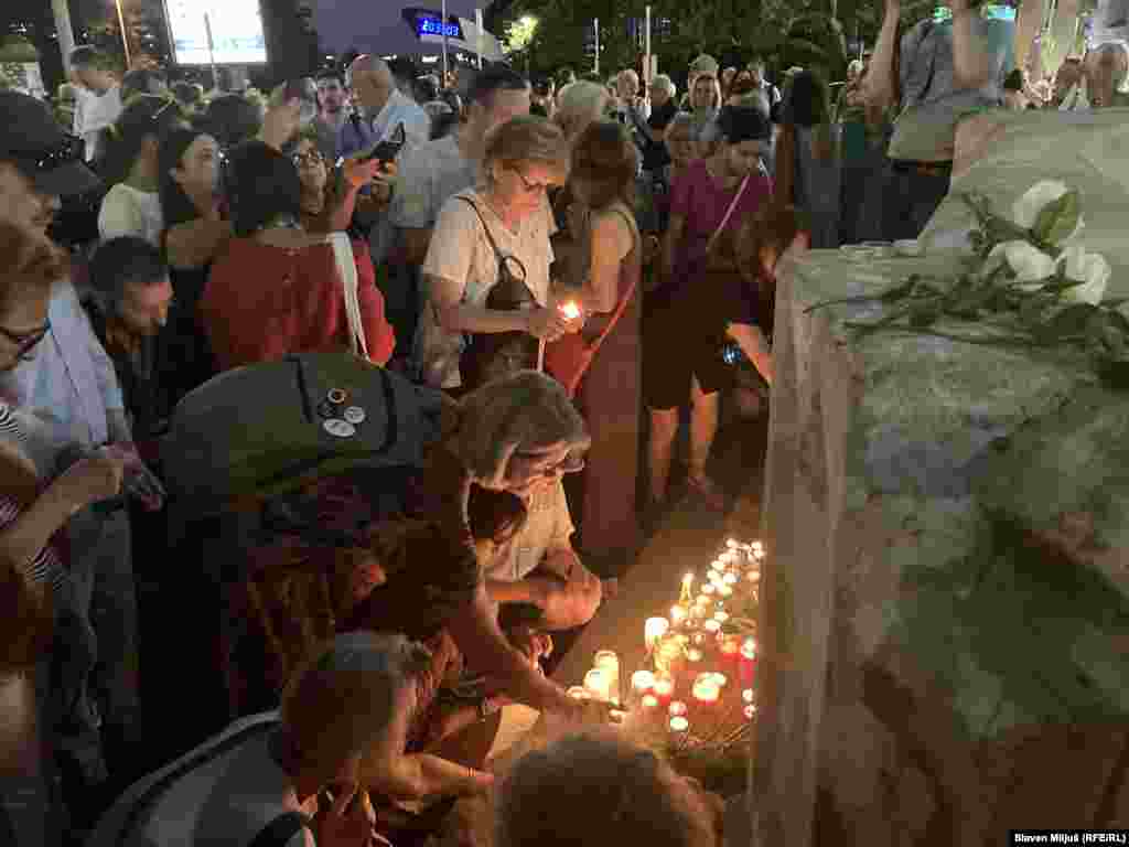 "Juče sam se probudila pevušeći pesmu Gabi Novak i ne znajući šta će da se desi. I posle sam čula da je preminula i baš mi je žao. Gabi i Arsen je nešto sa čime smo živeli, uživali i bilo je deo nas. Ja ne mislim da je ona otišla, ona je tu i uvek će biti", rekla je za Radio Slobodna Evropa (RSE) Sonja.
