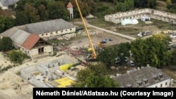 Az Átlátszó felvételén 2019-ben még álltak a műemlék épületek, bár már elkezdődtek a bontások