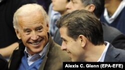 Джо Байден (слева) в бытность вице-президентом и его сын Хантер на трибунах во время баскетбольного матча в Вашингтоне, 30 января 2010