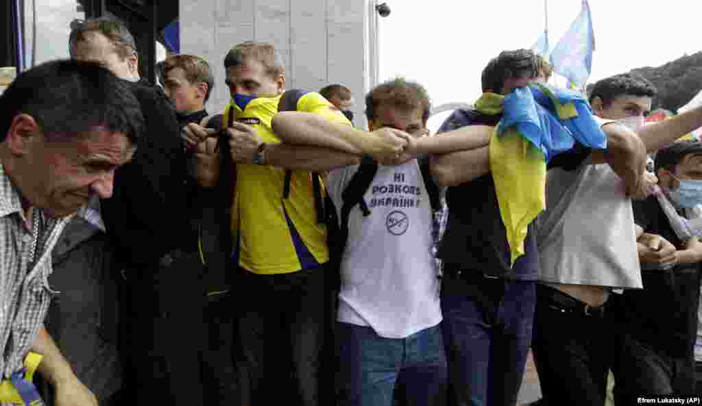 «Мовний майдан». Під час використання силовиками «Беркуту» подразливого газу. Київ, 4 липня 2012 року