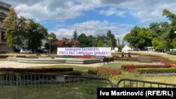 Baner u Pionirskom parku, u neposrednoj blizini Predsedništva Srbije, 28. jun 2025.
