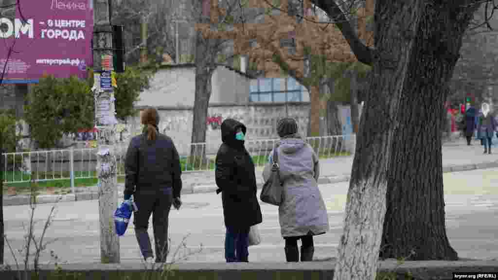 На автобусній зупинці на проспекті Леніна (Сімферополь)