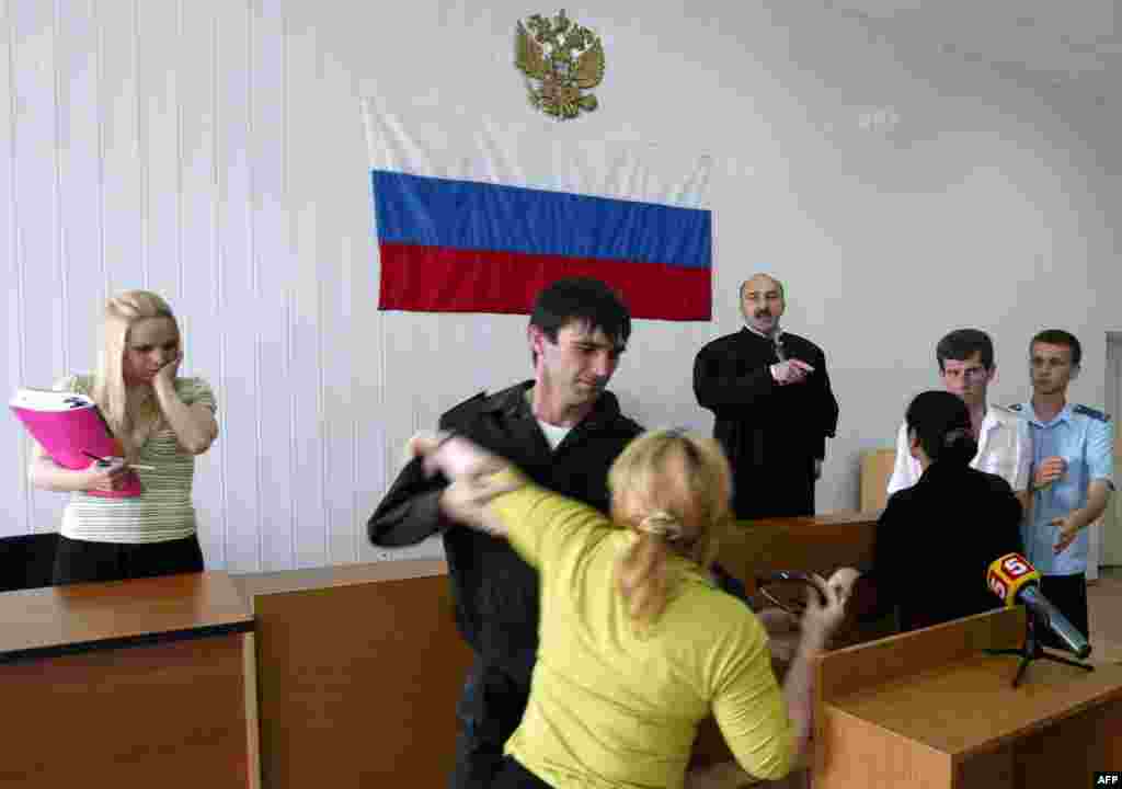 Бесланалъул къурбаназул ццим бахъарал гIагарал 2007 соналда букIараб диваналъул данделъиялда. Гьел разиял рукIинчIо таса махIлъиялъул гIайиб бугел милиционеразе амнистия кьеялдаса.   