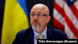 За його словами, російські сили можуть атакувати розтягнуті лінії постачання, а українські війська можуть потрапити в оточення, якщо просунуться занадто далеко