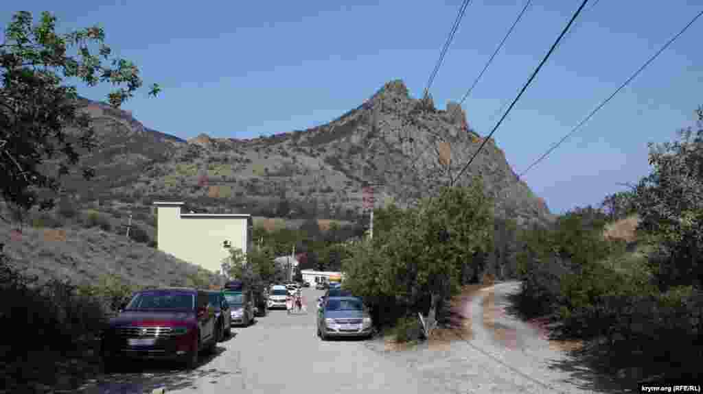 В'їзд на біостанцію. Торік серед припаркованих автомобілів можна було побачити номери з прапорами угруповання «ДНР», а також країн колишнього СРСР. Цього ж – тільки російські