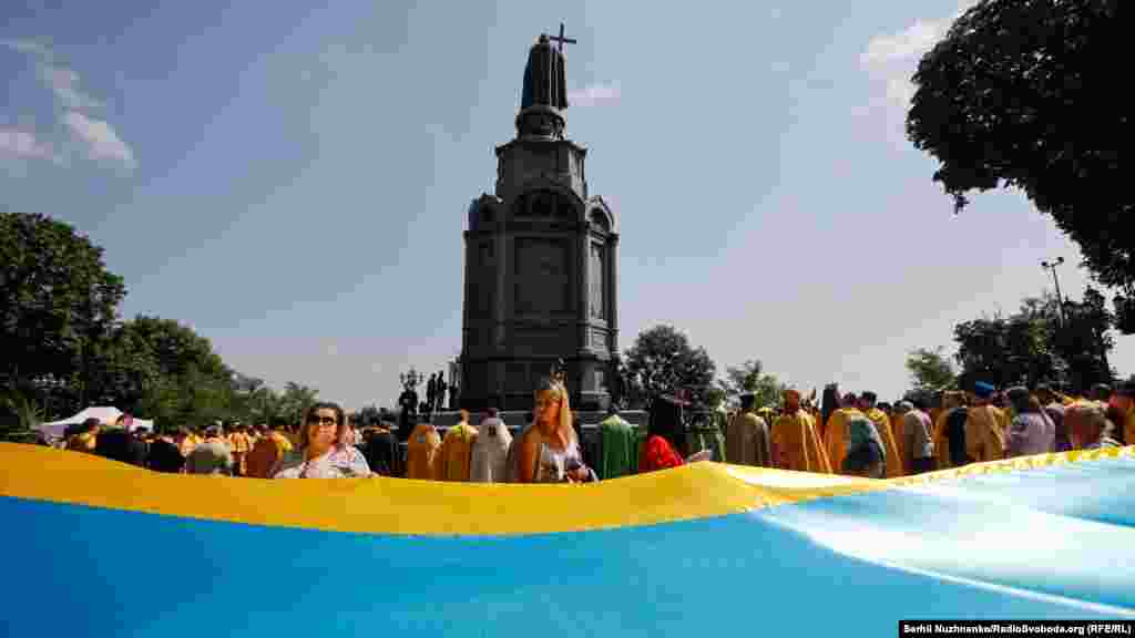 Як повідомляла пресслужба Київської митрополії, ПЦУ не організовувала масштабної хресної ходи, як у попередні роки. Однак миряни, які прийшли помолитися на літургію, разом із предстоятелем попрямували до пам’ятника князю Володимиру