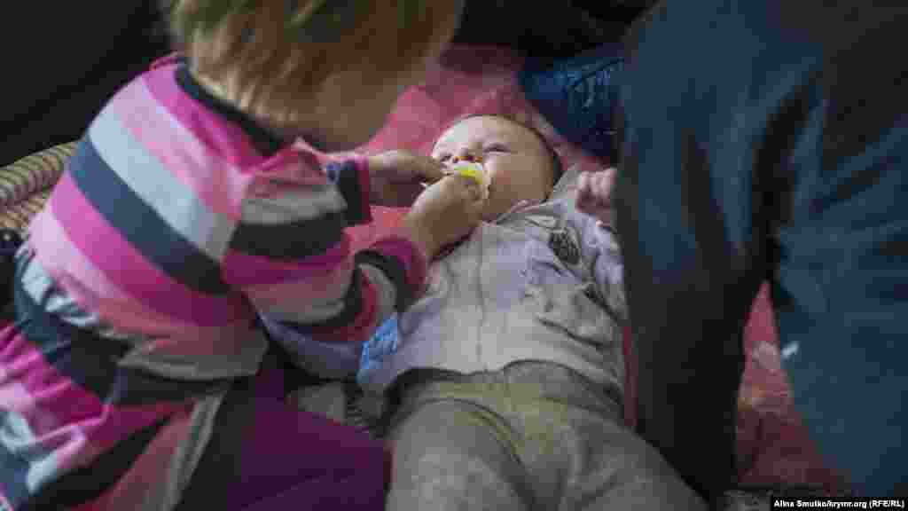 Аміра грається із сестричкою 