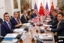 Торговые переговоры между США и Китаем в Мадриде, сентябрь 2025 года. Второй слева - Скотт Бессент, второй справа - ведущий представитель КНР по торговым вопросам Ли Ченган