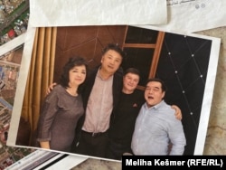 На фотографии запечатлена семья Калбинур Сиддик и мужчина, назначенный китайским правительством в качестве надсмотрщика