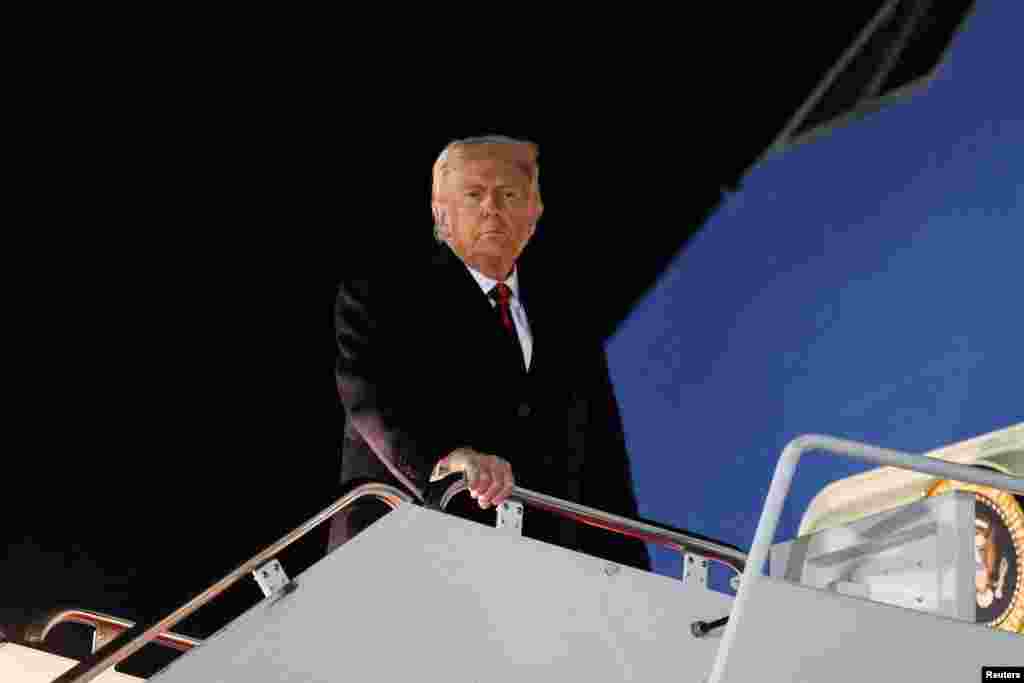 Президент США Дональд Трамп смотрит на посадку в самолет Air Force One во время своего отлета в Азию на объединенной базе Эндрюс, штат Мэриленд, США, 24 октября 2025 года. REUTERS/Evelyn Hockstein
