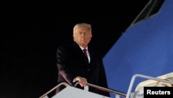 Американскиот претседател Доналд Трамп се качува во авионот „Ер Форс Уан“ на пат кон Блискиот Исток и Азија.