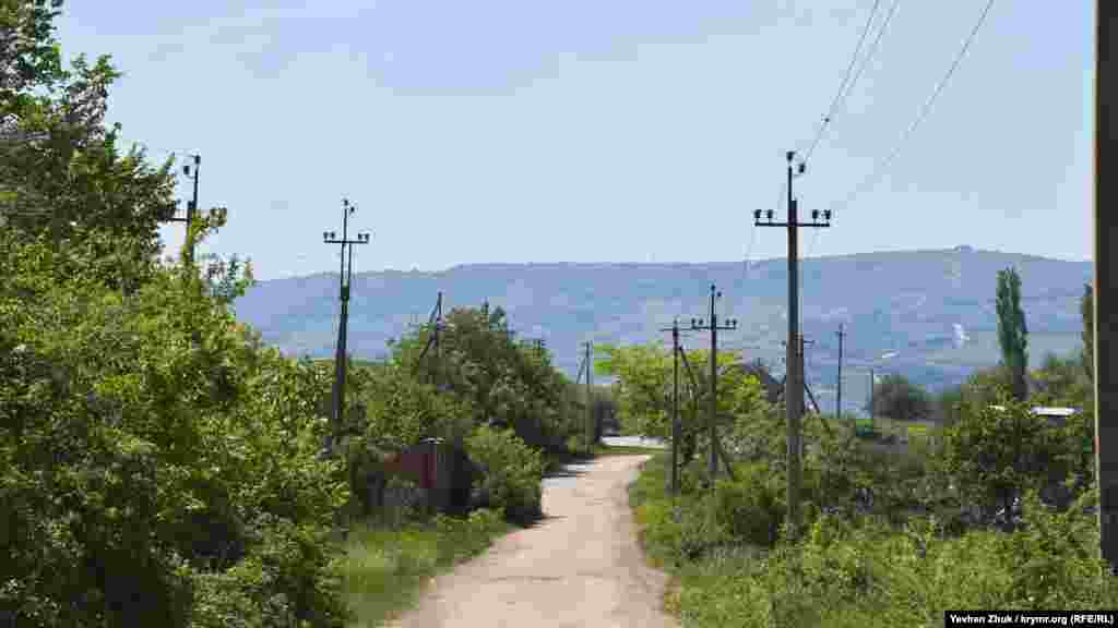 Єдина асфальтована вулиця в Оборонному. Веде вона до колишнього військового «Об'єкту №100», який місцеві на жаргоні називають комплексом «Сотка»