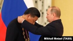 Владимир Путин награждает Си Цзиньпина орденом Андрея Первозванного. Москва, 4 июля 2017 года