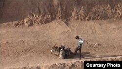 Кӯлоб. Дар деҳае, ки аз мушкили об азият мешавад, обро аз ҷои дур мекашонанд
