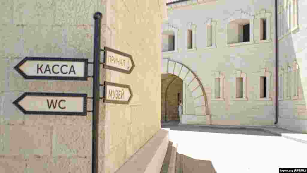 Внутрішній двір із покажчиками. Трохи далі – пропускний пункт і вхід на територію музею