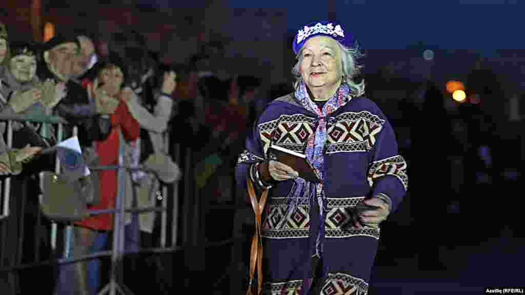 Камал театры каршында яңа сезон ачу тантанасы. Асия Галиева. 