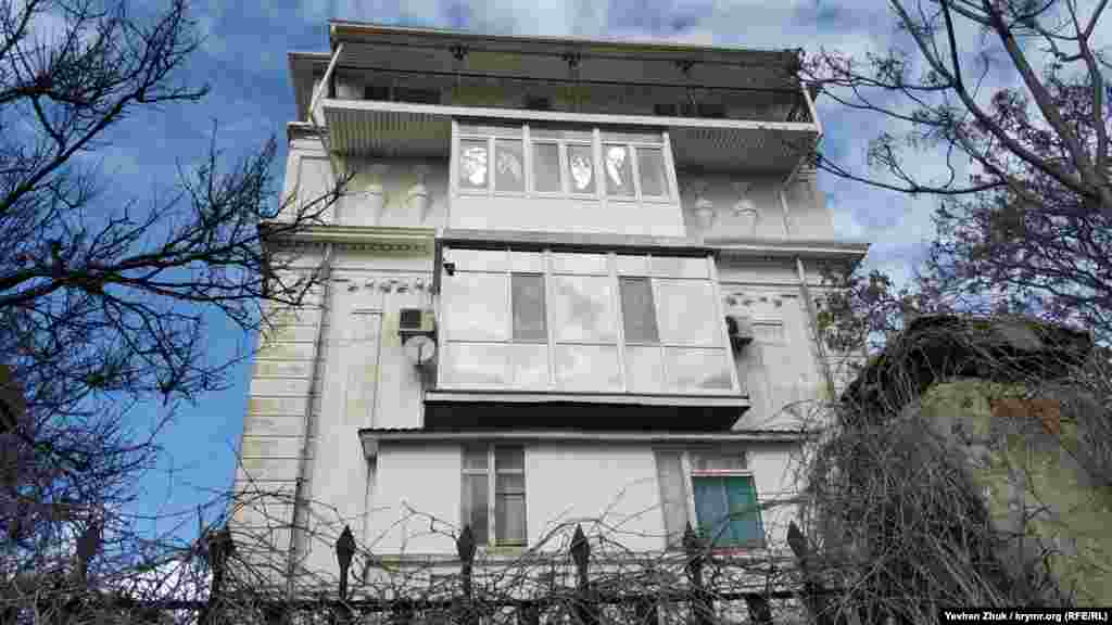 На бічних фасадах барельєфи у вигляді амфор. У той час зодчі намагалися відтворити «велич радянського ладу» навіть в архітектурі житлових будинків. Звідси і монументальність, хоча ці будинки фактично зводилося на задвірках Севастополя – поруч проходив кордон Нахімовського району міста