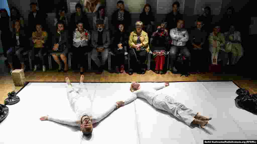 Театральний перформанс «Трава пробиває землю»