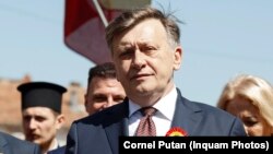 Crin Antonescu este susținut de partidele din coaliția de guvernământ, PSD-PNL-UDMR. El a mai candidat la Președinție în 2009, când s-a plasat pe locul III, după Traian Băsescu și Mircea Geoană care au intrat în turul 2.