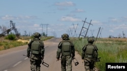 Украинаның Донецк облысындағы Марьинкада жүрген орыс сарбаздары.