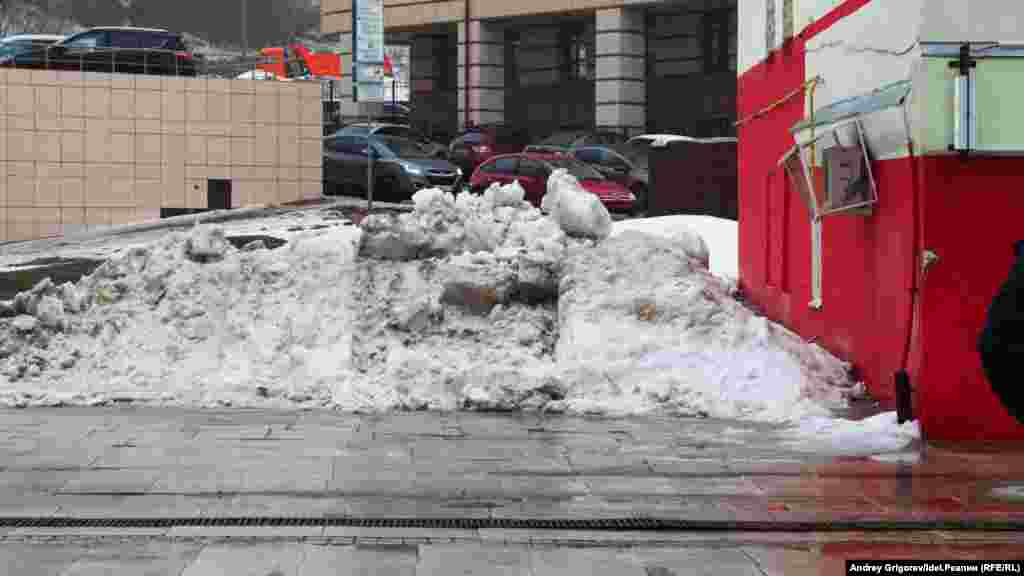 Самое начало улицы Петербургской на этом фоне, конечно, смотрится куда более выигрышно. Если, конечно, не заглядывать за углы. 