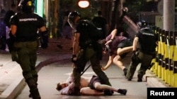 Detalj sa ulica Beograda tokom obračuna dela demonstranata i policije, 28. jun 2025.