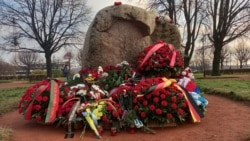 Соловецкий камень на Троицой площади в Петербурге