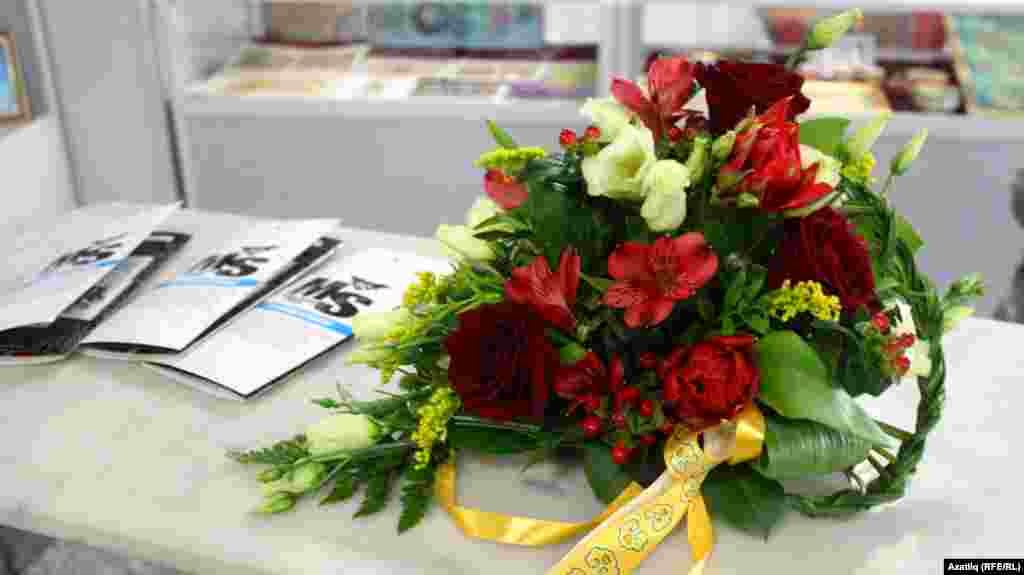 Диләрә Гадееваның "Милли" чәчәк студиясе тәкъдим иткән чәчәк бәйләмнәре, тасмалар